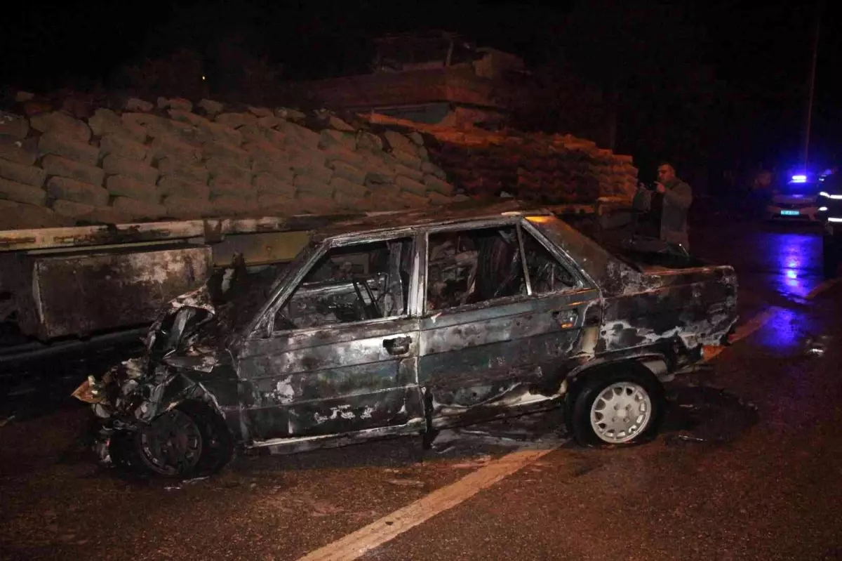 Kilis'te tıra çarpan araç alev alev yandı, otomobildeki 3 kişi son anda kurtuldu