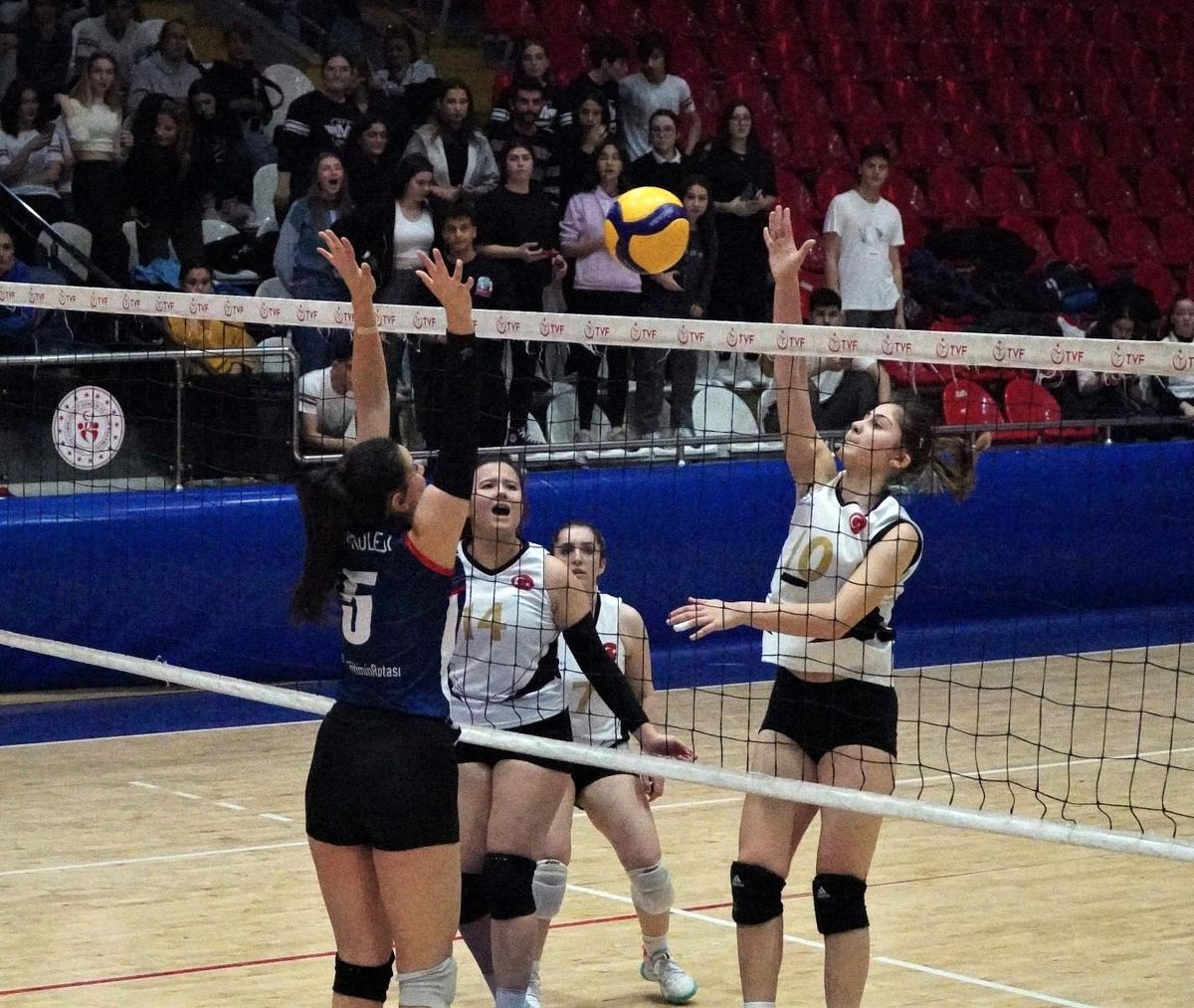 Manisa\'da okul sporları gençler voleybol müsabakaları tamamlandı