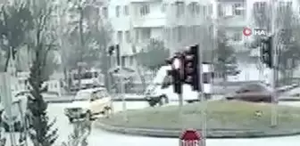 Minibüsle çarpışan otomobil böyle takla attı