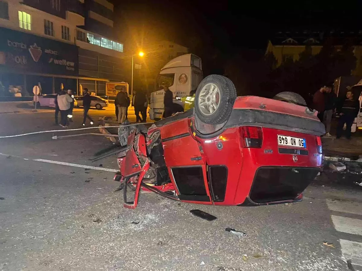 Nevşehir\'de otomobilin aydınlatma direğine çarpıp devrildiği anlar kamerada