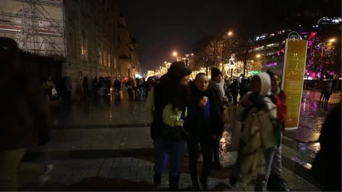 Paris\'in turistik caddesi Şanzelize, Dünya Kupası finalinde Fransa\'nın Arjantin\'e karşı yenilgisinden sonra sessizliğe büründü