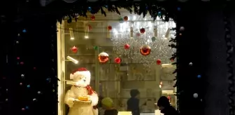 Kiev'de elektrik kesintileri nedeniyle insanlar pedal çevirerek Noel ağacı için enerji üretiyor