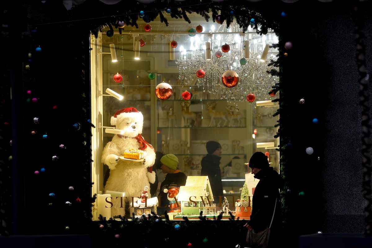 Kiev'de elektrik kesintileri nedeniyle insanlar pedal çevirerek Noel ağacı için enerji üretiyor