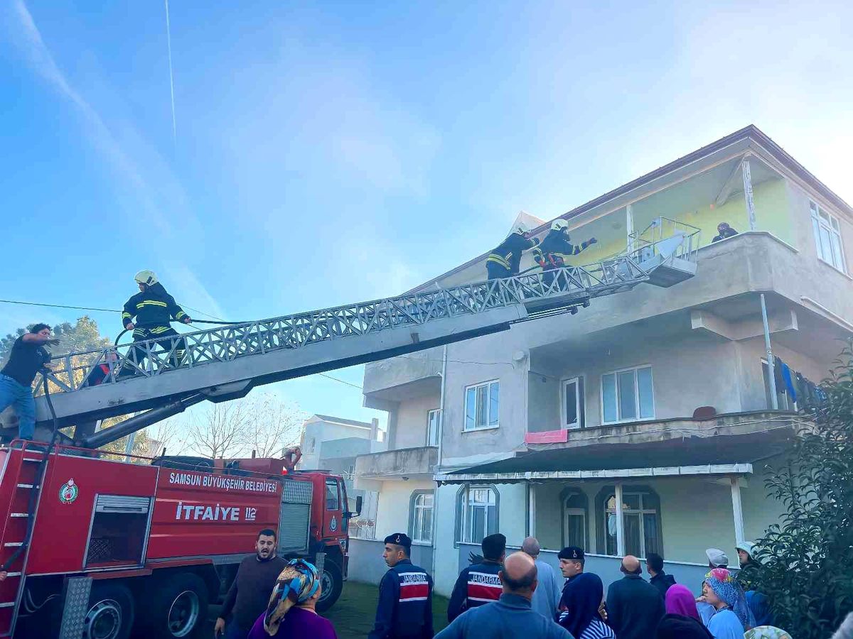 Samsun\'da bir evde çıkan yangında 2 kişi hastanelik oldu