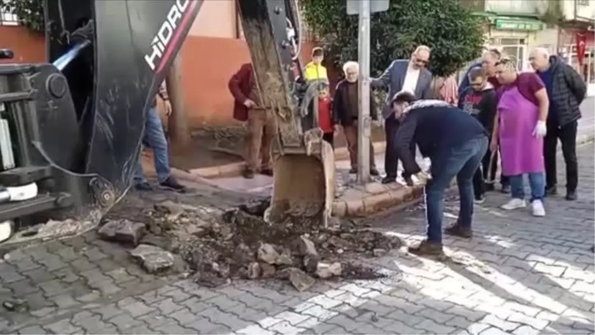 Su tahliye borusuna sıkışan köpek yavrusu kurtarıldı