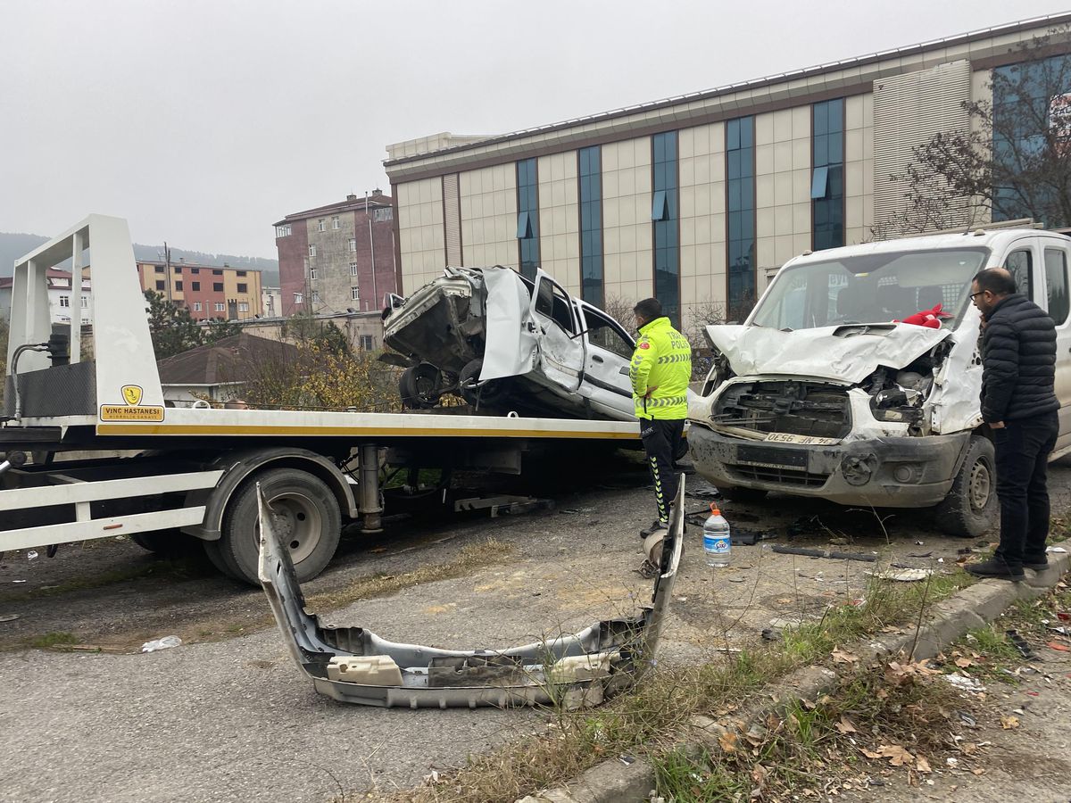 Sultanbeyli\'de otomobilin kamyonete çarptığı kazada 3 kişi yaralandı