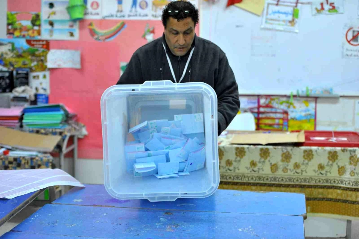 Tunus\'ta resmi sonuçlara göre erken seçime katılım yüzde 8.8 oldu