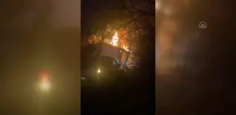 Ümraniye'de yangın çıkan gecekondu kullanılamaz hale geldi