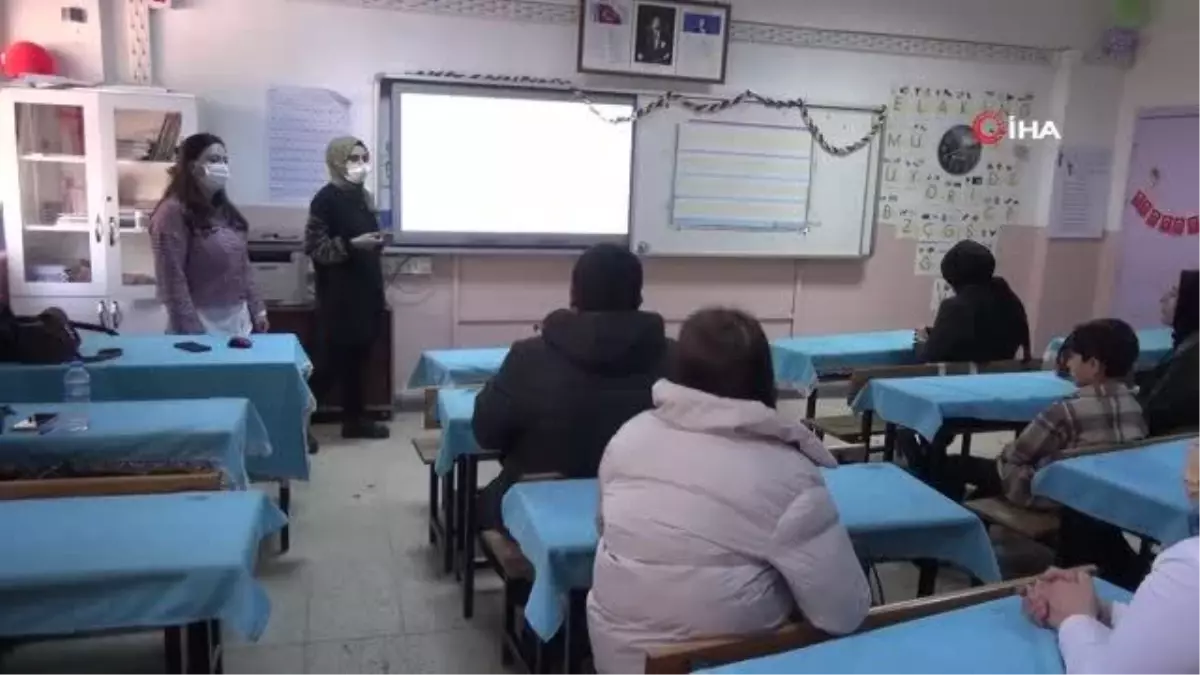 Ağrı'da veliler çocuklarıyla aynı sıralarda ders görüyor