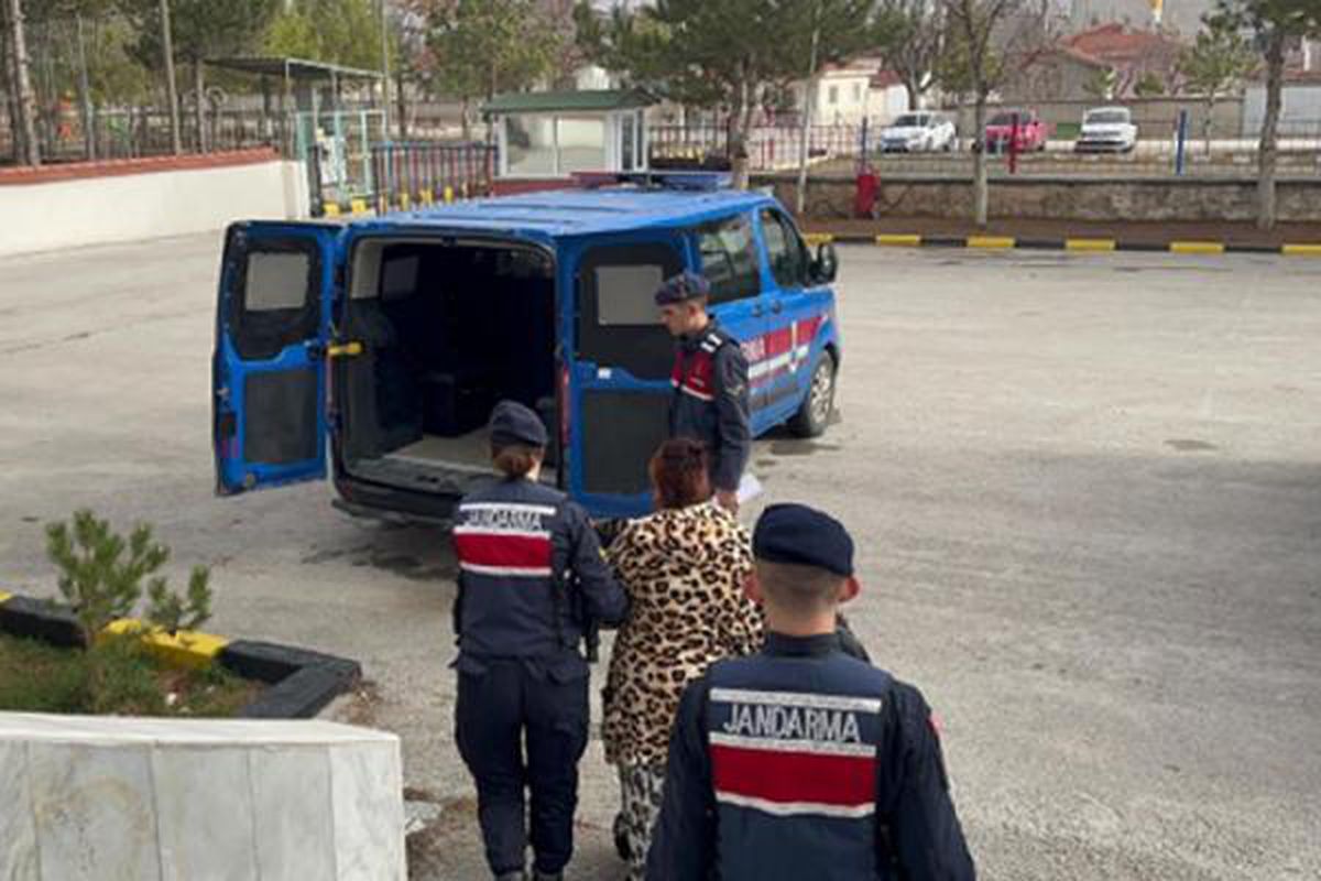 Akü hırsızlığından yakalandı, firari olduğu ortaya çıktı
