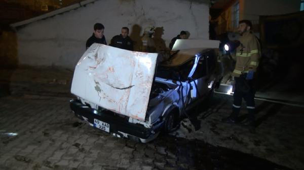 Aracıyla 10 metre yükseklikten park halindeki otomobilin üzerine düşen alkollü sürücü ağır yaralandı