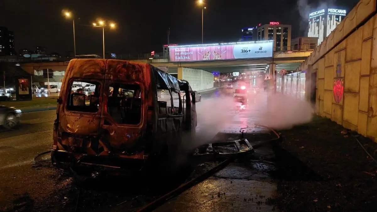 Ataşehir\'de seyir halindeyken yanan servis aracı kullanılamaz hale geldi