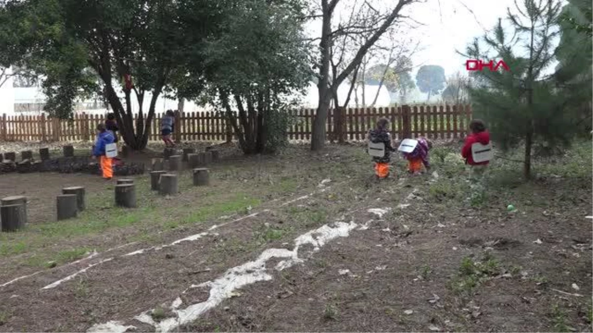 BU ANA SINIFINDA ÖĞRENCİLER HAMUR YERİNE ÇAMUR KULLANIYOR, SAYMAYI BÖCEKLERLE ÖĞRENİYOR