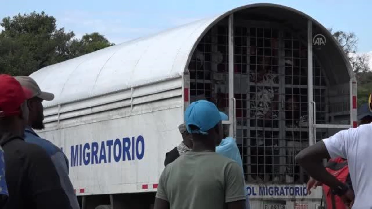 Dominik Cumhuriyeti\'nden sınır dışı edilen Haitili göçmenler "kafeste" taşındı