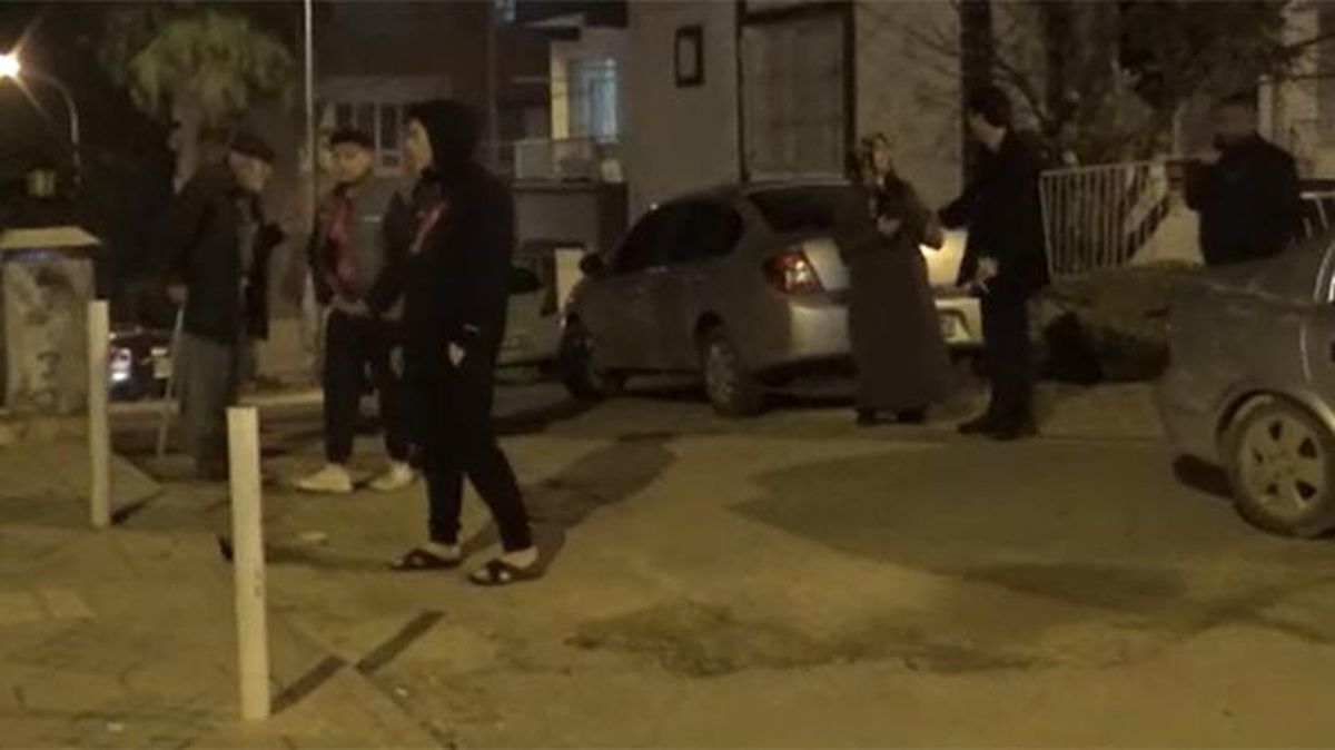 Hatay Kırıkhan'da vatandaşlar deprem korkusuyla geceyi sokakta geçirdi