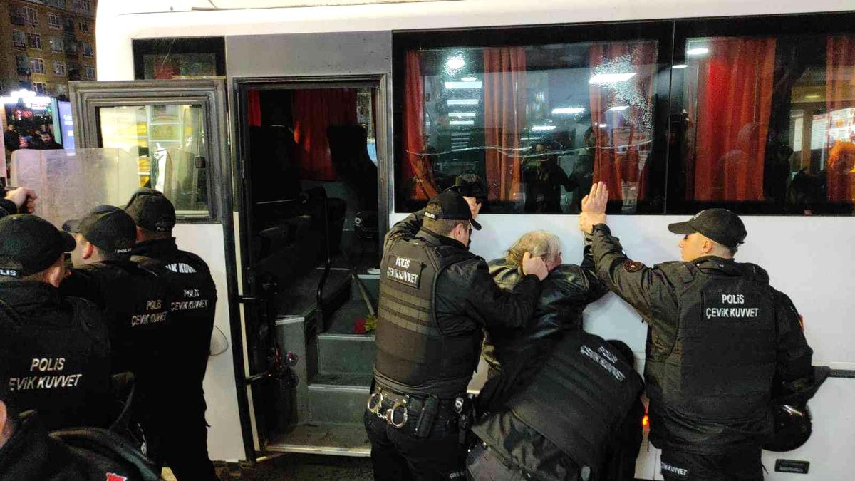 HDP'lilerin izinsiz eylemine polis müdahalesi