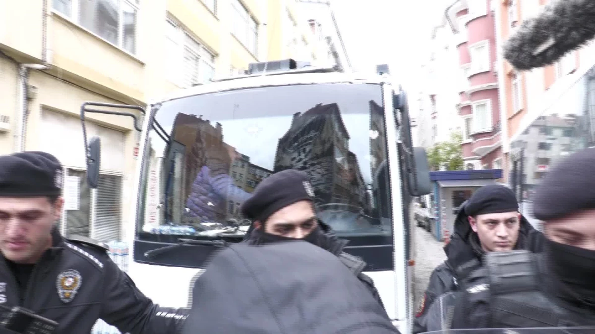 Hdp\'nin Kadıköy\'deki Açıklamasına Polis Müdahale Etti: Buldan ve Sancar da Ablukaya Alındı, 70\'i Aşkın Gözaltı Var