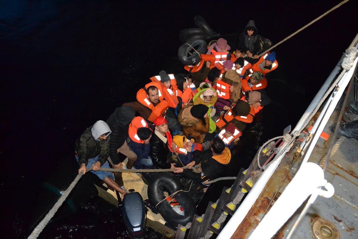 İzmir\'de 84 düzensiz göçmen kurtarıldı, 26 göçmen yakalandı