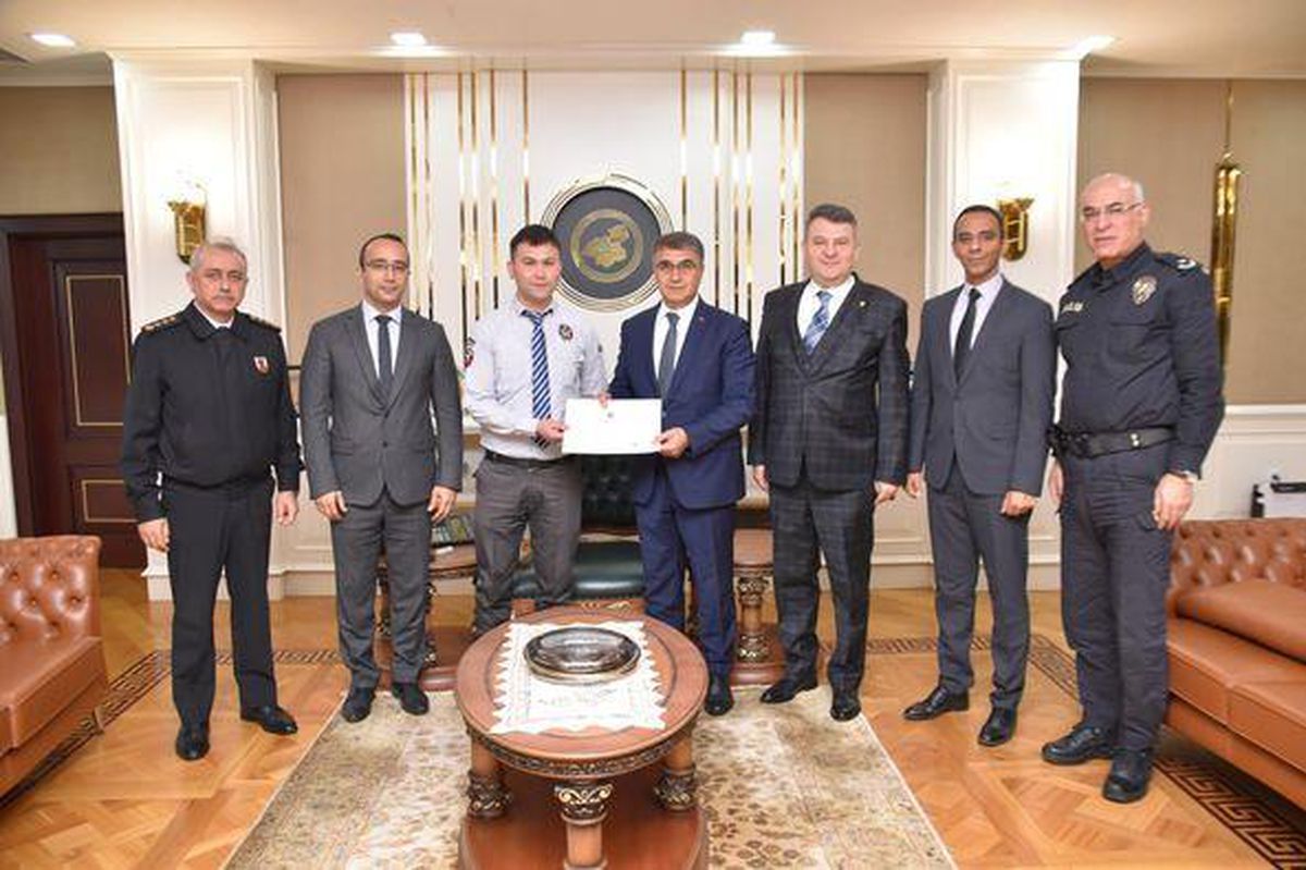 KAAN uygulaması ile vatandaşı dolandırılmaktan kurtaran görevliye teşekkür belgesi