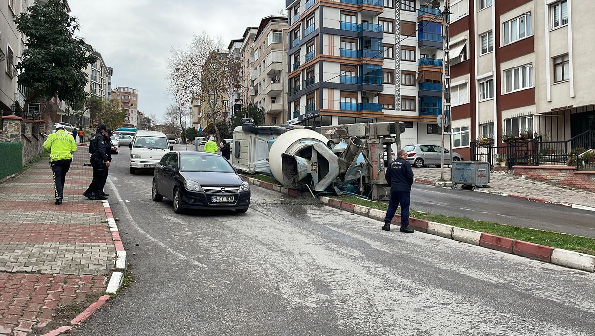 Kartal\'da devrilen beton mikserinin sürücüsü yaralandı