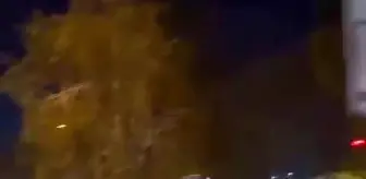 Motosikletli gençlerin trafikte tehlikeli yolculuğu kamerada