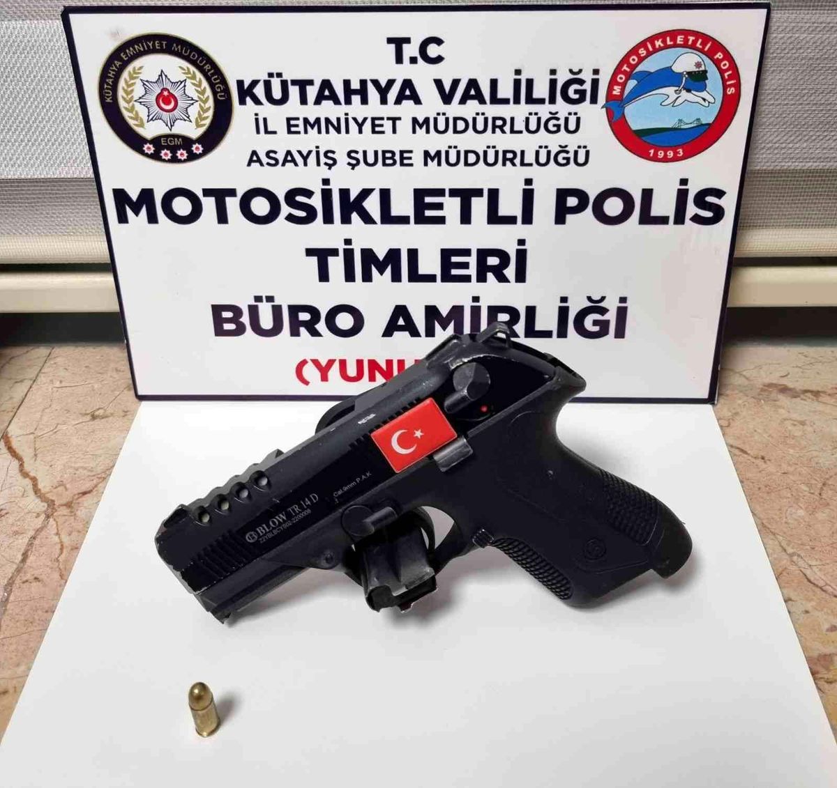 Polis, kaçan 3 kişinin yere attıkları ruhsatsız tabanca ele geçirdi