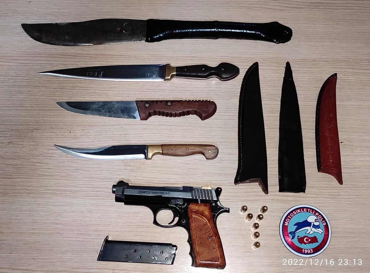 Polis ruhsatsız tabanca ve bıçak ele geçirdi
