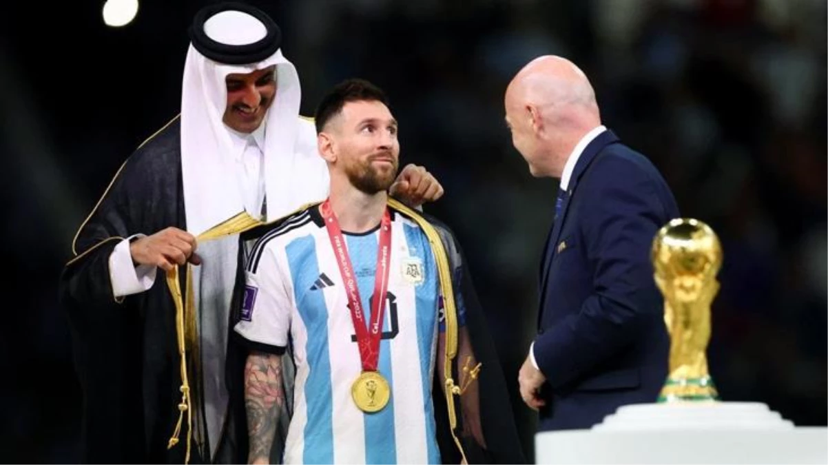 Dünya Kupası\'nda seremoniye damga vuran an! Messi\'ye Katar Emiri tarafından giydirilen kıyafet gündem oldu