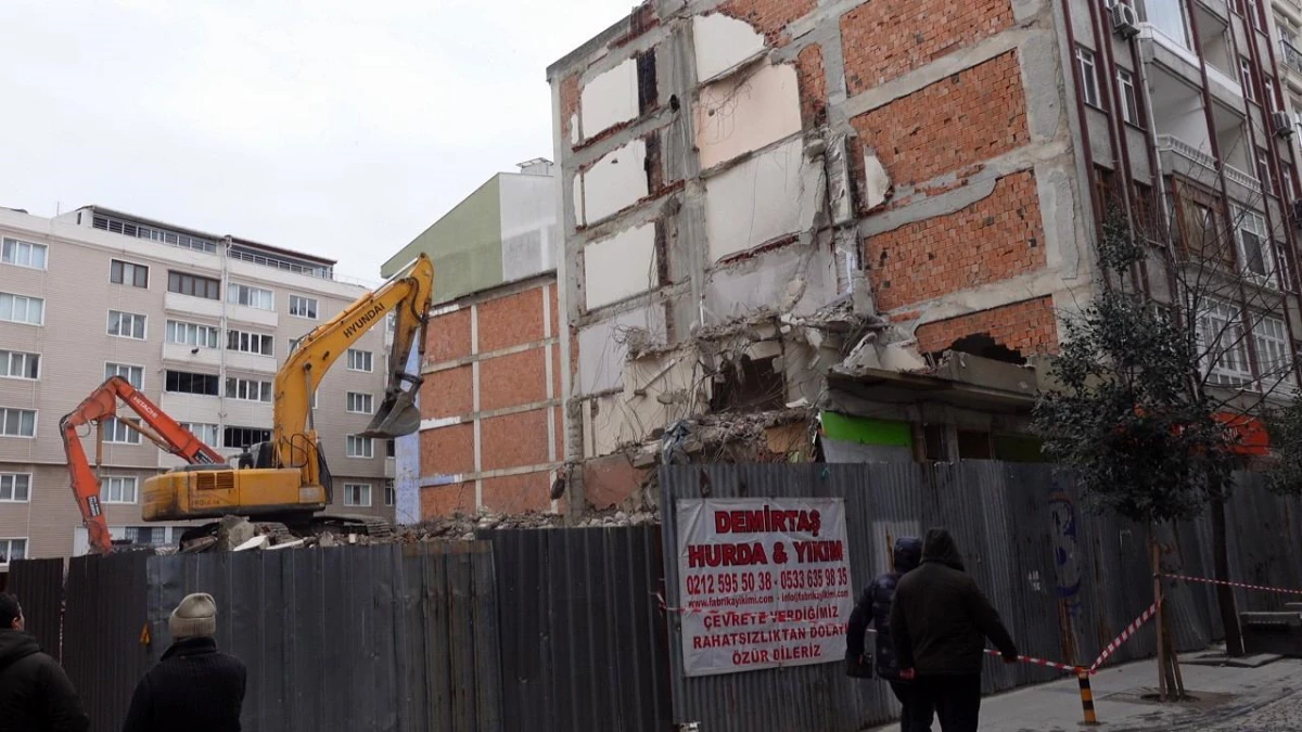 Silivri\'de bir bina kentsel dönüşüm nedeniyle yıkılırken yan bina zarar gördü