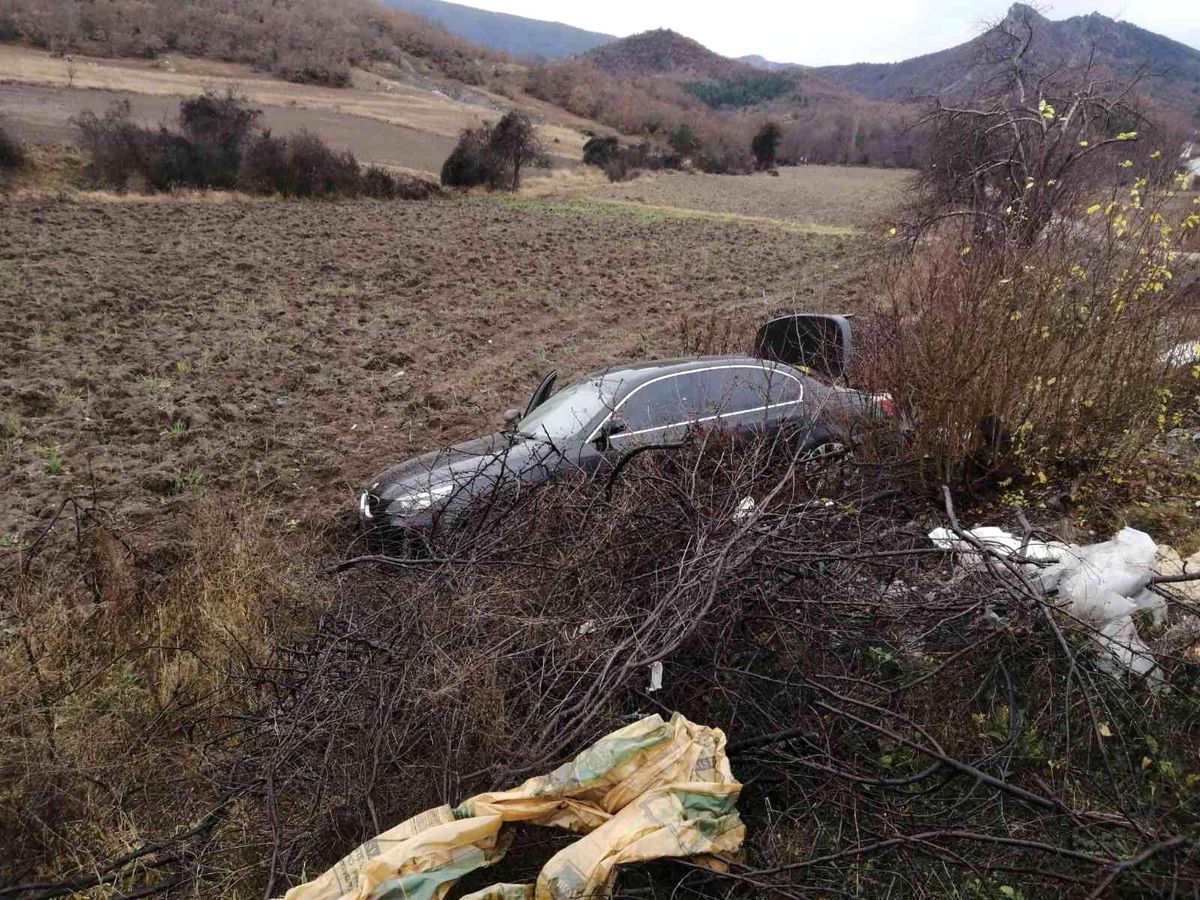 Tarlaya uçan otomobildeki 1 kişi yaralandı