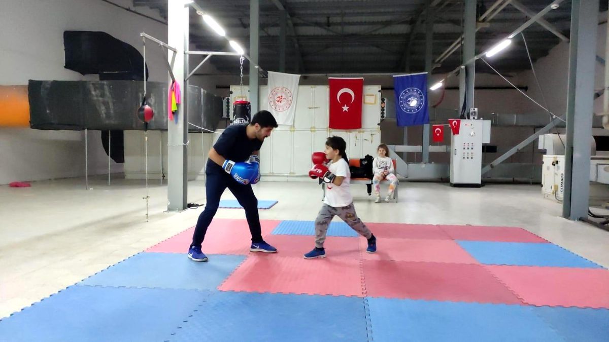 Tekirdağ\'da yüzlerce öğrenci kış spor okulunda eğitim alıyor