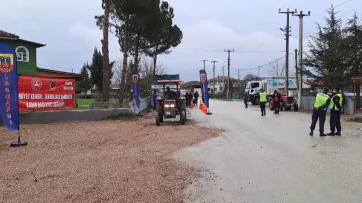 Traktörlerden kaynaklanan kazaların önlenmesi için reflektör dağıtıldı