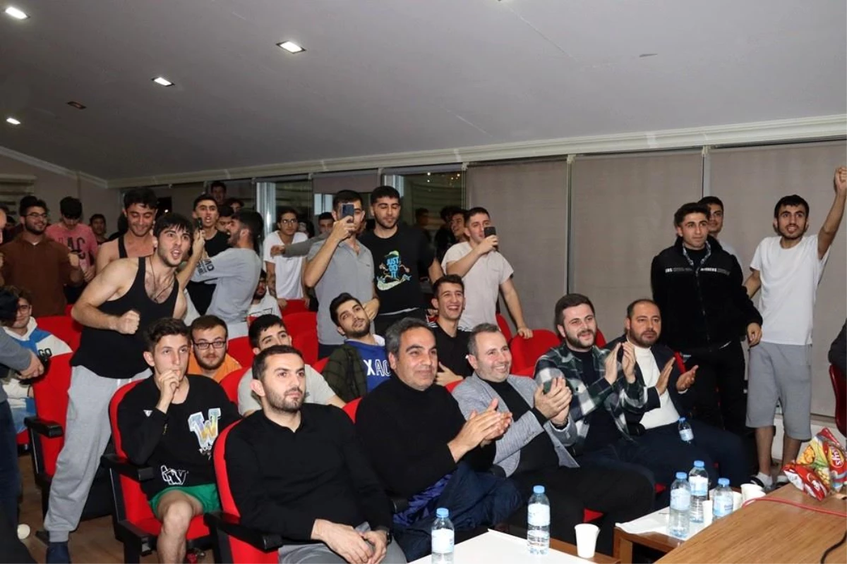 Tutuk, Dünya Kupası finalini üniversite öğrencileriyle izledi
