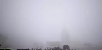 Ukrayna ordusunca ele geçirilen Rus tankları meydanlarda sergileniyor