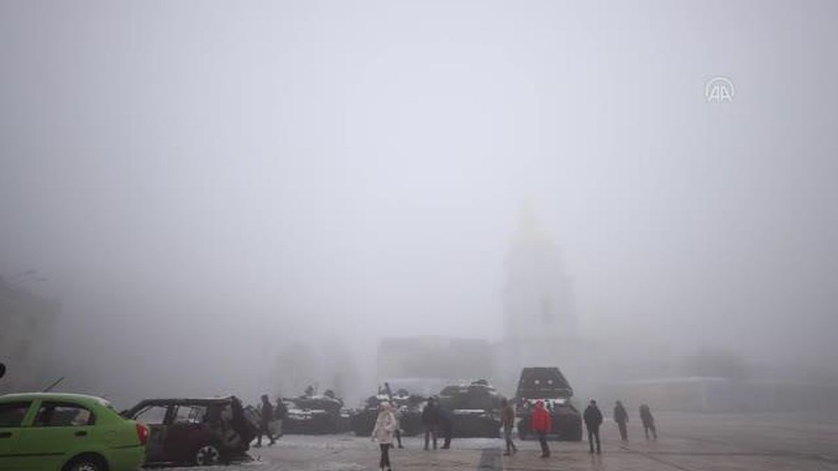 Ukrayna ordusunca ele geçirilen Rus tankları meydanlarda sergileniyor