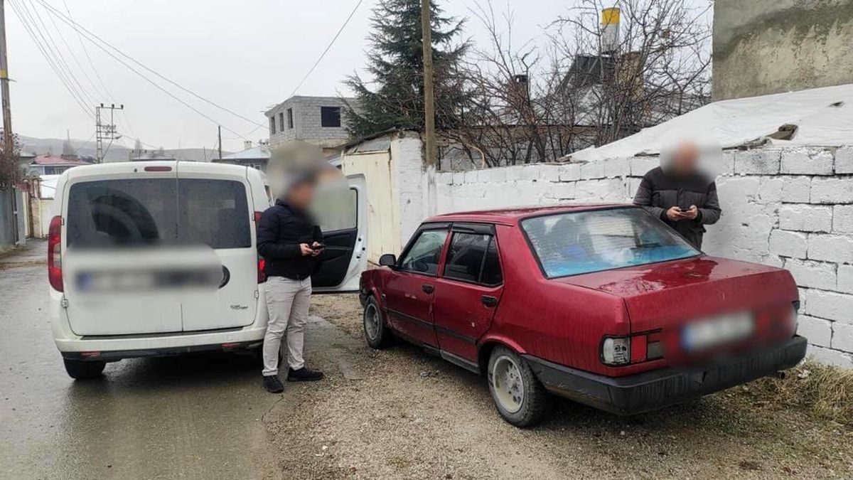 Van\'da çalıntı 3 otomobil ele geçirildi, 20 kişi tutuklandı