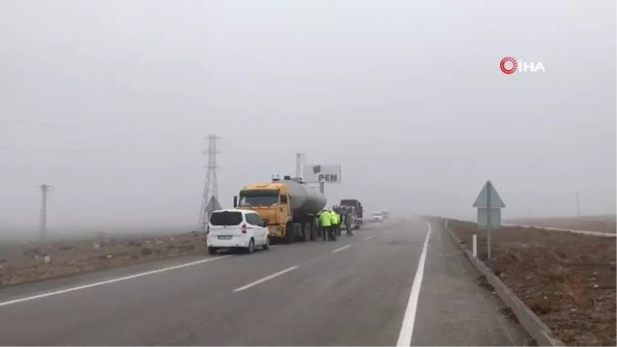 Yoğun sisin neden olduğu kazada ticari araç yakıt tankerine arkadan çarptı: 6 yaralı