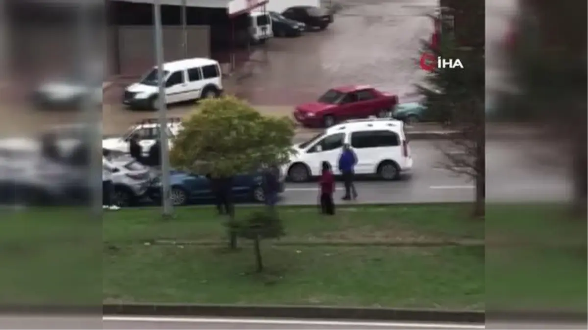 Yola çıkan köpeğe çarpmamak için fren yapınca 6 araç birbirine girdi