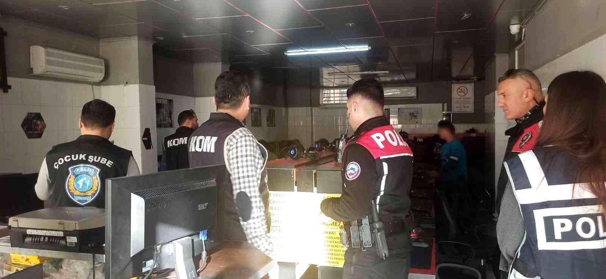 Antalya\'da okul çevreleri ve servis araçları denetlendi