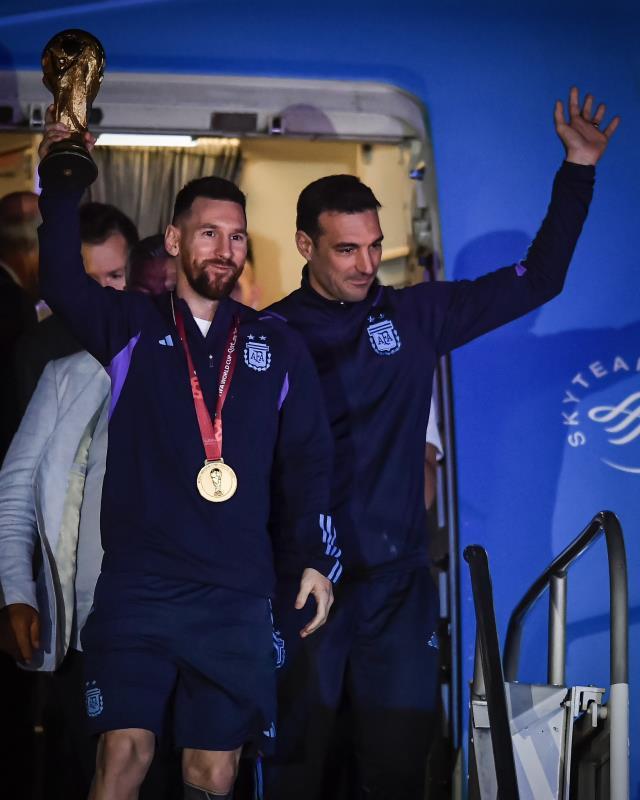 Arjantin, Dünya Kupası'nı ülkeye getirdi! Uçaktan ilk inen isim olan Messi'den tarihi poz