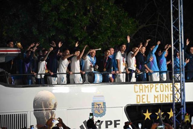 Arjantin, Dünya Kupası'nı ülkeye getirdi! Uçaktan ilk inen isim olan Messi'den tarihi poz