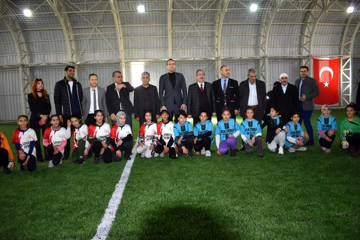 Aydınlar beldesi öğrencileri spor sahasına kavuştu