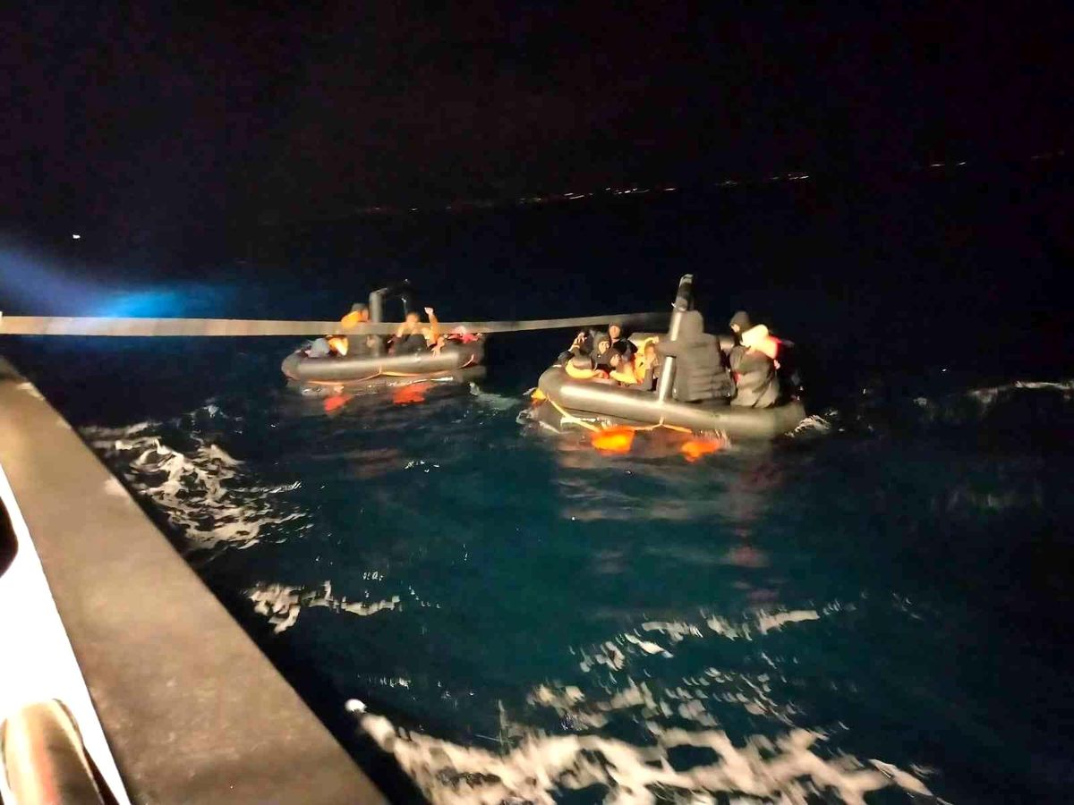 Ayvalık açıklarında 40 düzensiz göçmen kurtarıldı