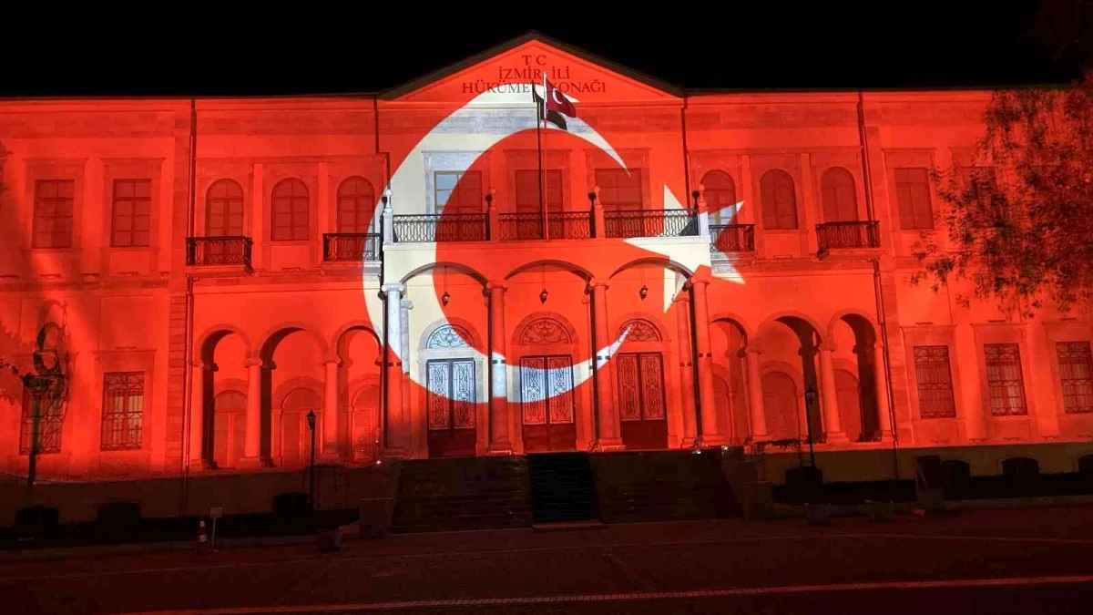 Bakan Nebati, İzmir İktisat Kongresi\'nin 100. yılına özel ışık gösterisini izledi