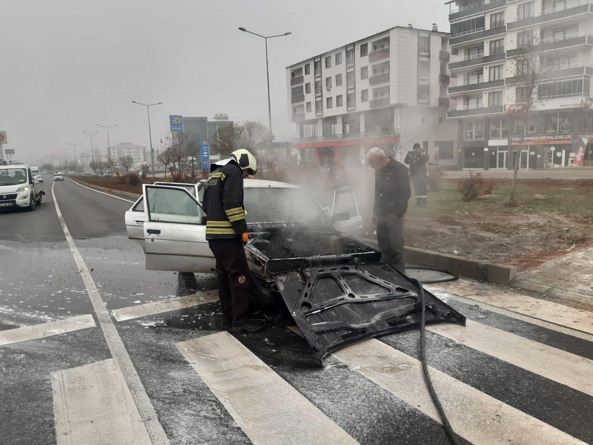 Bingöl\'de trafik ışıklarında bekleyen otomobil yandı