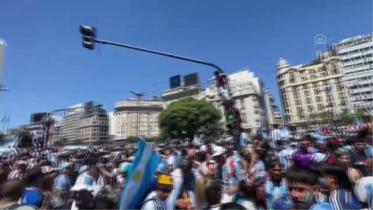 BUENOS AİRES - Arjantin\'de milli takımlarını bekleyen halk başkent sokaklarını doldurdu (2)