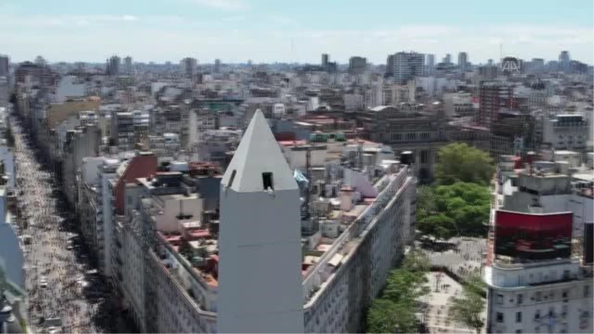 BUENOS AİRES - Arjantin\'de milli takımlarını bekleyen halk başkent sokaklarını doldurdu