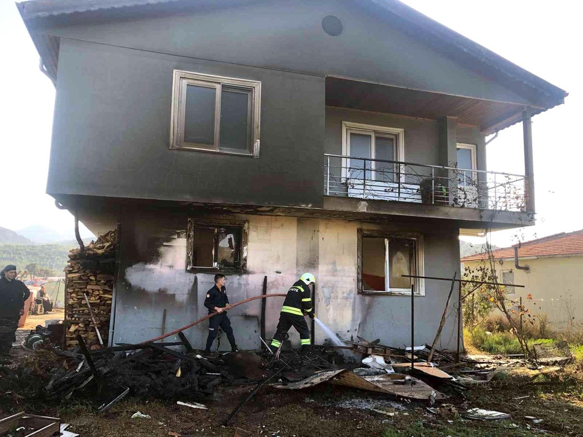 Çakmak ile oynayan çocuklar evi yakıyordu