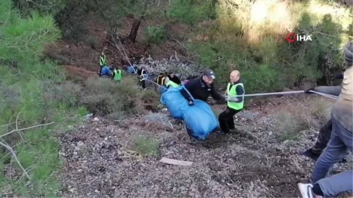 Çöplüğe dönen ormanlık alanı böyle temizlediler