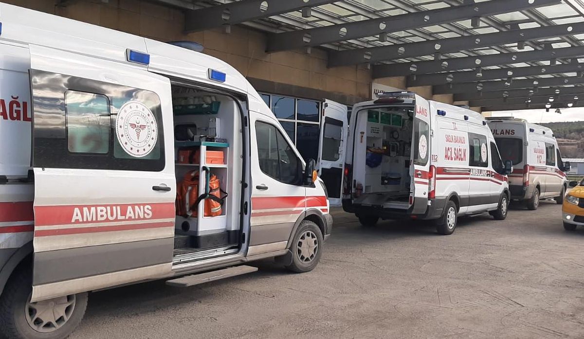 Çorum\'da lise öğrencisi okul önünde bıçakla yaralandı